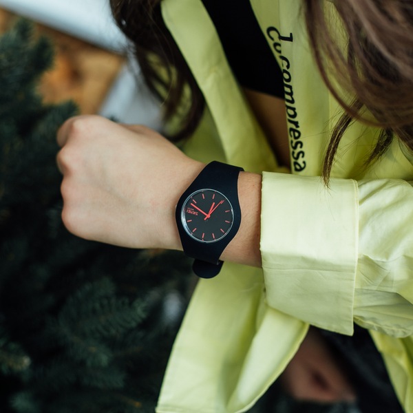 Жіночий годинник Skmei Rubber Black 9068 з чорним каучуковим ремінцем — фото 3