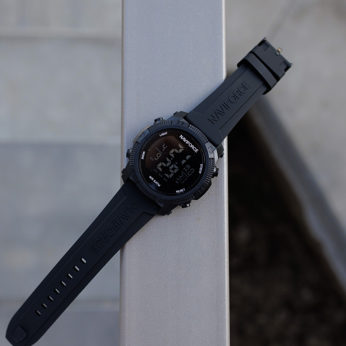 Чоловічий годинник Naviforce Europe Black 1628 з цифровим циферблатом — фото 3