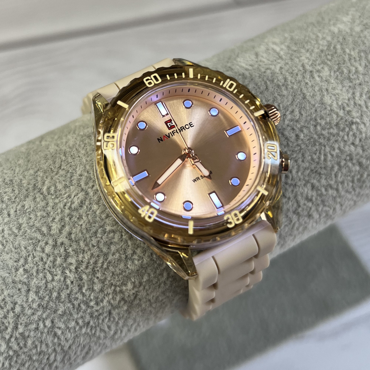 Жіночий годинник Naviforce Evelin 5 Bar 2139 із золотистим циферблатом — фото 7